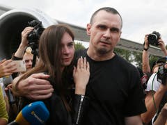 Zu den Freigelassenen zählt auch der ukrainische Filmemacher Oleg Senzow, der auf dem Flughafen von seiner Tochter begrüsst wurde. (Bild: KEYSTONE/AP/EFREM LUKATSKY)