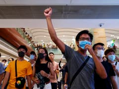 Statt am Flughafen versammelten sich Demonstranten am Samstag in Einkaufszentren und an U-Bahn-Stationen in der Hongkonger Innenstadt. (Bild: KEYSTONE/AP/VINCENT YU)