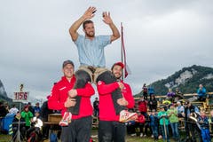 Sieger Marcel Mathis (oben) wird von Lutz Scheuber (links) und Martin Zimmermann auf den Schultern getragen. (Bild: Philipp Schmidli, Ennetmoos, 8. September 2019)