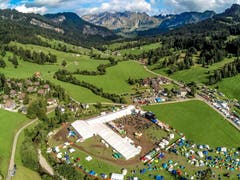 Luftaufnahme vom Irish Open Air Toggenburg mit traumhafter Aussicht. (Bild: Renato Maciariello)