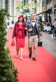 Frauenfeld TG - Auf der Zürcherstrasse in Frauenfeld wurde auf einem 150 Meter langen roten Teppich eine Open-Air-Modenschau durchgeführt.