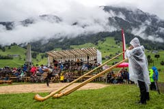 Alphornbläser im Regen. (Bild: Philipp Schmidli, Ennetmoos, 8. September 2019)