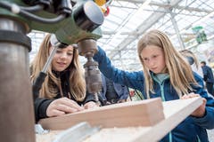 Leonie Amrein (8) aus Neunkirch stellt ein Schlüsselbrett her. (Bild: Pius Amrein, Neuenkirch, 8. September 2019)