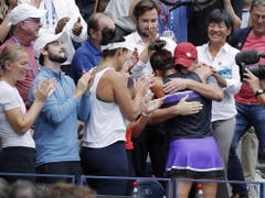 Familienfest: Bianca Andreescu feiert ihren Triumph mit ihrer Familie, die aus Rumänien nach Kanada ausgewandert war (Bild: KEYSTONE/EPA/JUSTIN LANE)