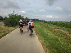 Kilometer 100: Die Fahrerinnen und Fahrer sind frohen Mutes. (Bild: Raphael Rohner)