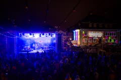 Viele Besucherinnen und Besucher und ein buntes Beleuchtungskonzept am Freitagabend. (Bild: Jan Pegoraro, Zug, 6. September 2019)