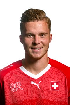 Nico Elvedi: Note 4 - Als Verteidiger kann man gegen einen solchen Fussballzwerg eigentlich nur verlieren. Elvedi hat alles im Griff, so war dies zu erwarten. (Bild: Keystone)