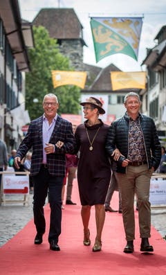 Frauenfeld TG - Auf der Zürcherstrasse in Frauenfeld wurde auf einem 150 Meter langen roten Teppich eine Open-Air-Modenschau durchgeführt.