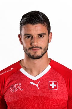 Loris Benito: Note 4.5 - Beginnt etwas überraschend im linken Mittelfeld. Trifft nach 15 Minuten die Latte. Assist zum 2:0. (Bild: Keystone)