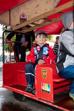 .Fabio Niederberger (5) aus Wolfenschiessen nutzt die Konzertpause für eine Fahrt auf dem Karussell. (Bild: Roger Zbinden, Stans, 8. September 2019)