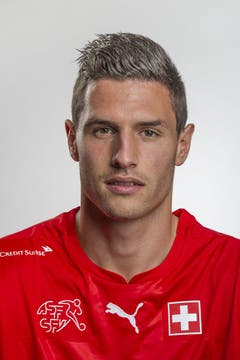 Fabian Schär: Note 4 - Umsichtig, und nie gefordert im Abwehrzentrum. Weicht sogar einmal auf den linken Flügel aus. Ein paar Abspielfehler hat Schär dennoch. Es ist auffällig, wie gelassen und doch präzis er die Bälle aus der Defensive verteilt. Ausnahmsweise ohne Torerfolg. (Bild: Keystone)