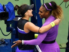 Faire Geste: Im Gegensatz zum letzten Jahr endete der Final nicht in einem Eklat, sondern einer herzlichen Umarmung zwischen Siegerin Bianca Andreescu und der unterlegenen Serena Williams (Bild: KEYSTONE/FR171690 AP/SARAH STIER)
