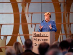 Für die deutsche Kanzlerin Angela Merkel steht das Bauhaus für eine Avantgarde, die heute noch sehr gefällt. (Bild: KEYSTONE/AP/JENS MEYER)