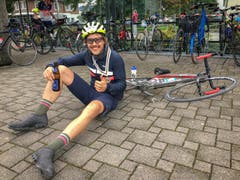 Am Ziel nach 220 Kilometern. Die Medaille und das Bier verdient. (Bild: Raphael Rohner)