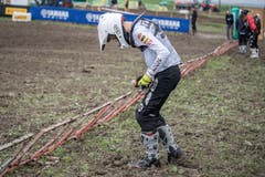 Blick auf einen Motocross-Piloten, der den Startplatz inspiziert und sich vorbereitet. (Bild: Pius Amrein, Malters, 8. September 2019)