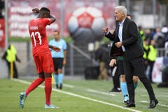 Vladimir Petkovic gibt Anweisungen an den Torschützen Denis Zakaria. (Bild: Keystone)