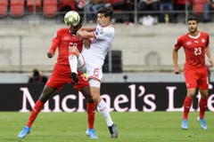 Edimilson Fernandes (l.) im Duell mit Louie Annesley (r.). (Bild: Keystone)