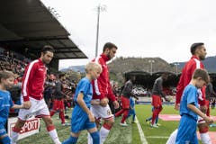Die Teams beim Einlaufen ins Stade de Tourbillon in Sion. (Bild: Keystone)