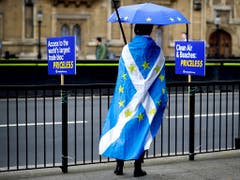 Ein Mann demonstriert in London gegen den Brexit. (Bild: KEYSTONE/AP/KIRSTY WIGGLESWORTH)