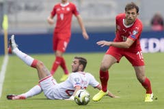 Der Schweizer Admir Mehmedi (r.) behauptet sich gegen Ethan Britto (l.). (Bild: Keystone)