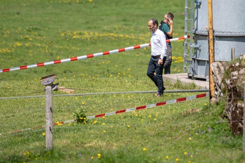 CEO of Titlis lifts, Norbert Patt, during the inspection of the accident site. (Image: Urs Flüeler / Keystone, Engelberg, June 5, 2019)