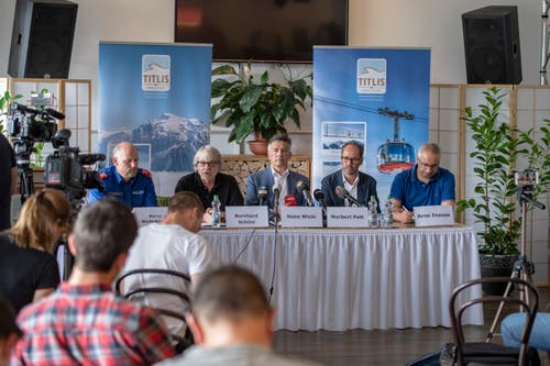 The press conference starts at the Terrace Hotel in Engelberg. Seated at the table (v.l.n.r.) Marco Niederberger of the cantonal police Obwalden; Bernhard Schöni, Attorney General of the Canton of Obwalden; Hans Wicki, Chairman of the Titlisbahnen Board of Directors; Norbert Patt, CEO of Titlis lifts and Garaventa's boss, Arno Inauen. (Image: Urs Flüeler / Keystone, Engelberg, June 5, 2019) 