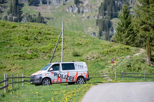 An Obwald cantonal police vehicle at the scene of the accident. (Image: Keystone / Urs Flüeler, June 5, 2019) 