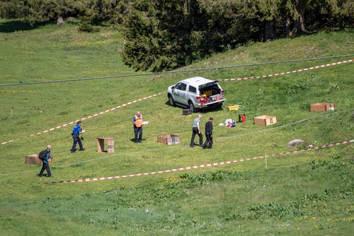 Employees of the cable cars and Bergbahnen as well as those of Bergbahnen Engelberg-Titlis worked in the morning on the Gerschnialp on the cableway cable, the temporary support coming off the junction of the lifting cable, after which the workers were affected by the conveyor and the rescue rope. (Image: Urs Flüeler / Keystone, Engelberg, June 5, 2019)