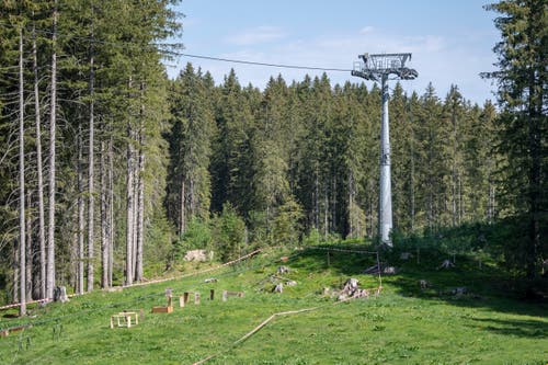 Adhesive tape closed the accident area on the Gerschnialp above Engelberg. (Image: Keystone / Urs Flüeler, June 5, 2019)