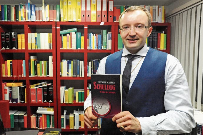 «Schuldig im Sinne der Anklagen»: Daniel Kaisers Romanerstling ist offensichtlich von seinem Beruf als Anwalt inspiriert. (Bild: Max Tinner)
