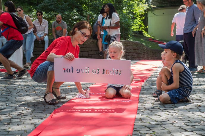 Sinnig. Performance beim Löwendenkmal. (Bild: Boris Bürgisser, Luzern, 31. August 2019)