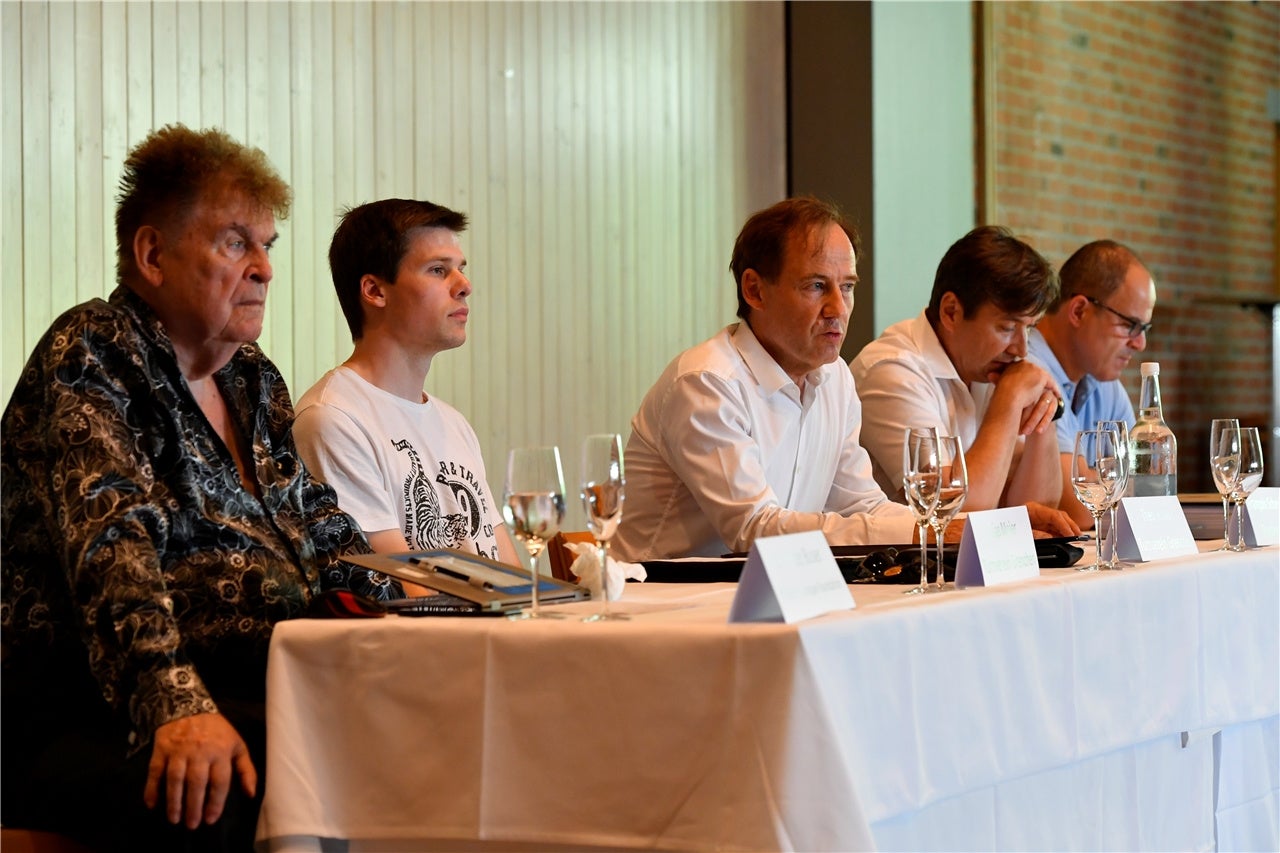 Grenchen Anstossen Mit Champagner Der Mazen Des Sportstadions Stellt Sich Vor