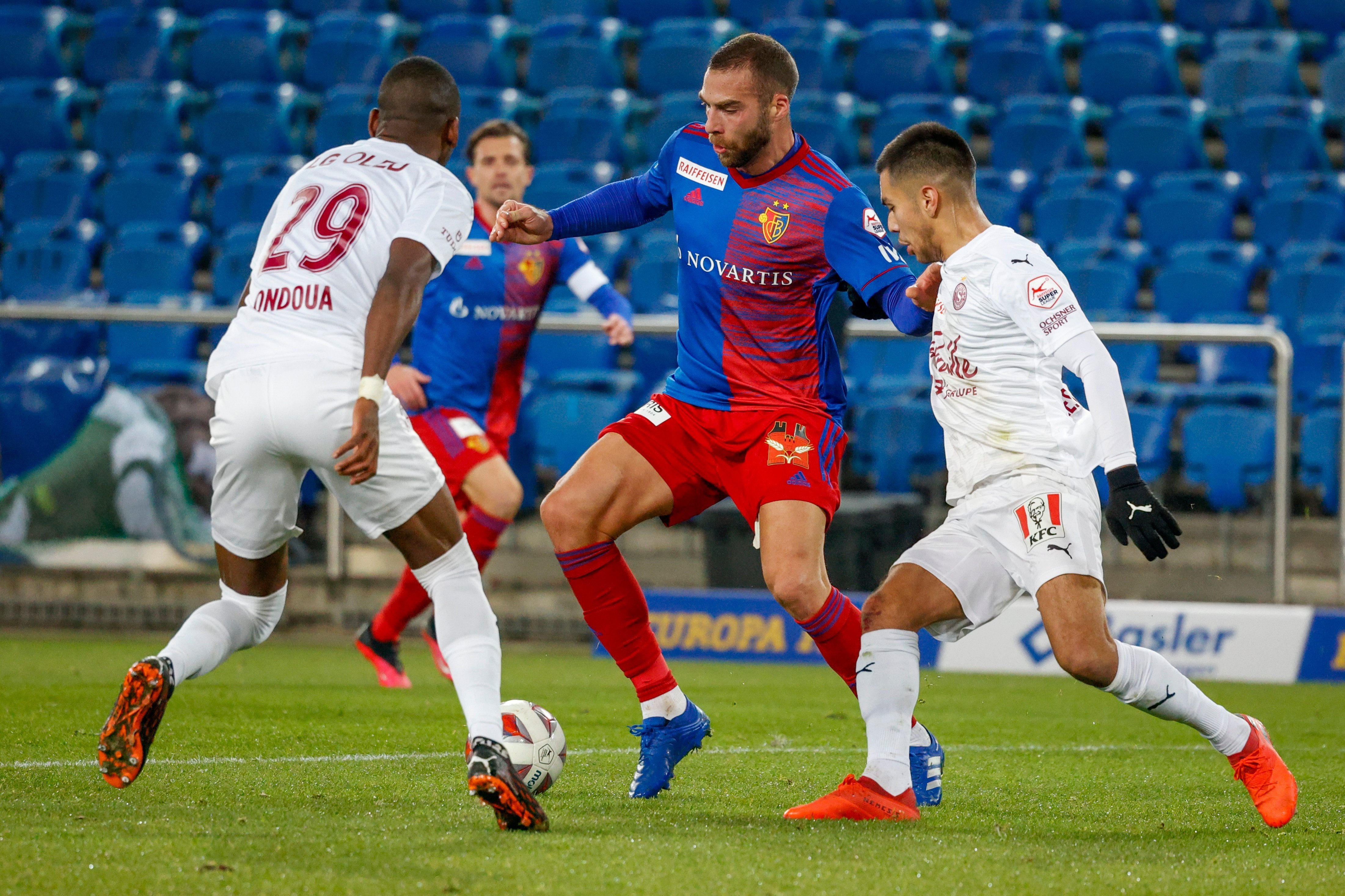 Super League Wichtige Drei Punkte Fur Den Fc Basel Der Ein Aufregendes Spiel Gegen Servette Mit 1 0 Gewinnt