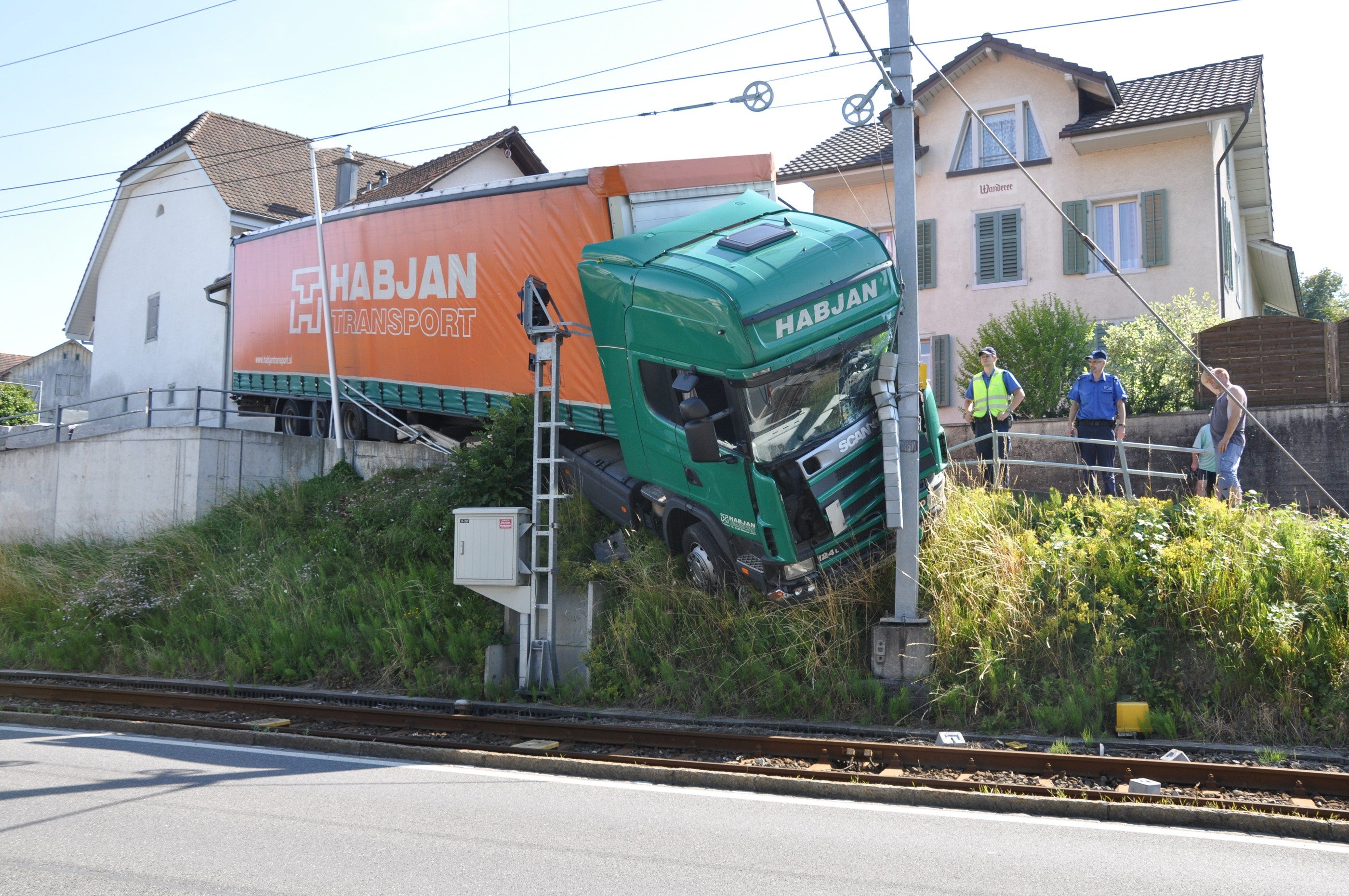 Bildstrecke Spektakularer Unfall Eines Lastwagens In Beinwil Am See